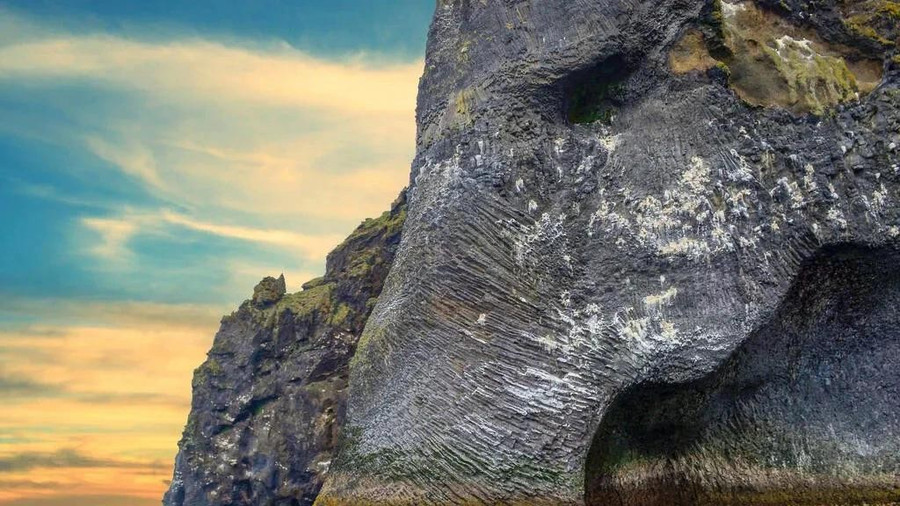Elephant Rock là tảng đá hình con voi nhô lên từ biển ở quần đảo Westman Islands của Iceland, với một cơ thể toàn năng, đôi mắt và chiếc vòi chắc chắn, như thể nó đang uống nước từ biển