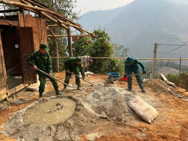 Các chiến sĩ bộ đội Biên phòng giúp dân sửa chữa nhà ở Ảnh: Viết Hà Các chiến sĩ bộ đội Biên phòng giúp dân sửa chữa nhà ở Ảnh: Viết Hà