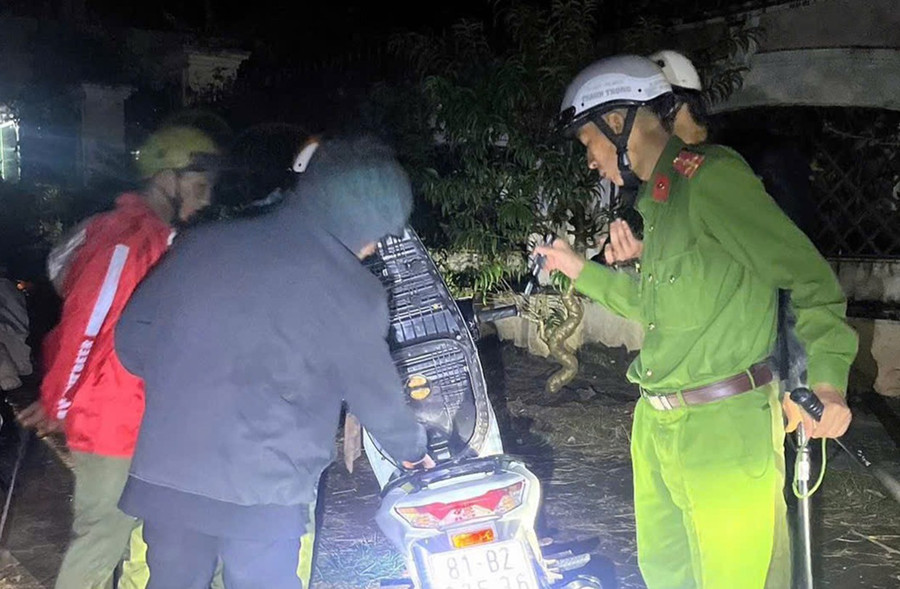 Lực lượng Công an thường xuyên phối hợp với tổ tự quản tại các thôn, làng tuần tra ban đêm. Ảnh: Đoàn Dũng 2dd.jpg
