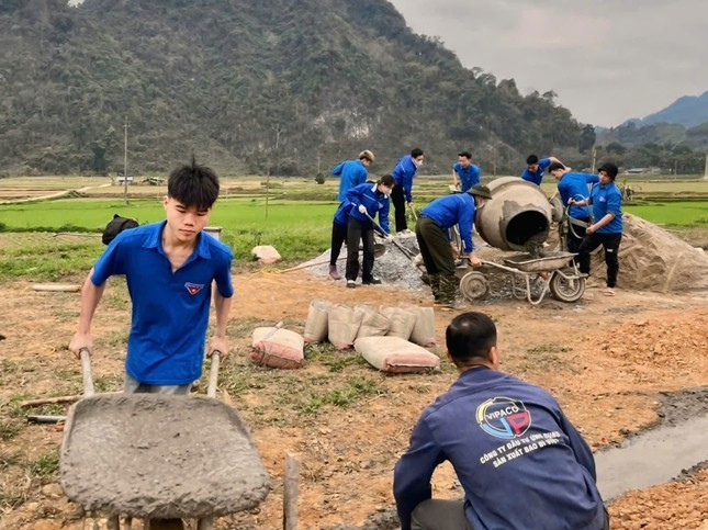 Đoàn viên thanh niên huyện Lâm Bình tham gia xây nhà giúp chị Vân Đoàn viên thanh niên huyện Lâm Bình tham gia xây nhà giúp chị Vân
