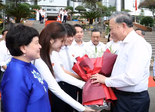 Tổng Bí thư Tô Lâm đến thăm Trường Trung học phổ thông Chuyên Hà Nội-Amsterdam. Ảnh: Thống Nhất/TTXVN