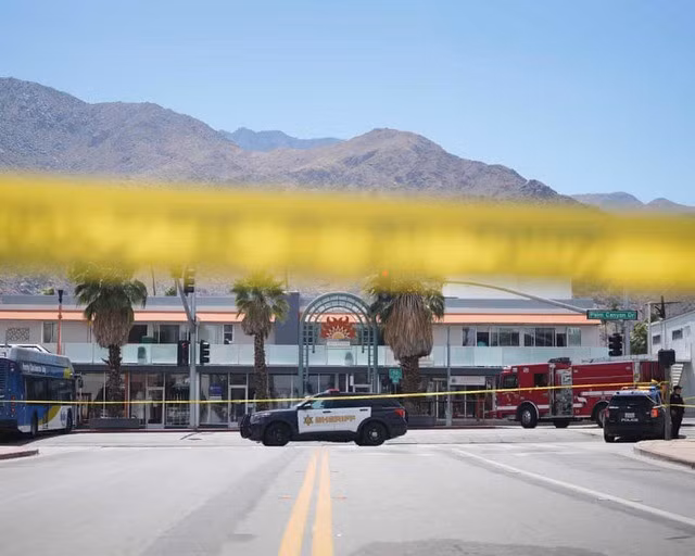 Cảnh sát phong toả trung tâm thụ tinh trong ống nghiệm (IVF) ở Palm Springs sáng 17-5 (giờ Mỹ). Ảnh: AP