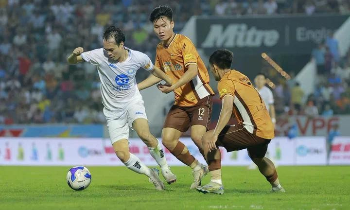 Văn Toàn góp 1 bàn thắng trong trận Nam Định đánh bại HAGL 6-1. vantoandd.jpg