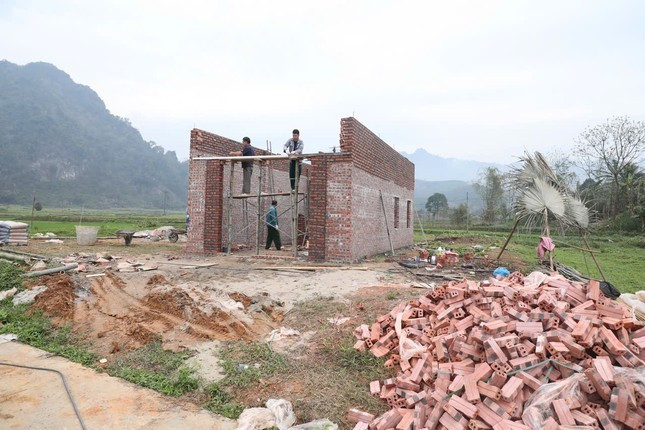 Căn nhà mơ ước của ba mẹ con chị Lý Thị Vân đang gấp rút thi công Căn nhà mơ ước của ba mẹ con chị Lý Thị Vân đang gấp rút thi công