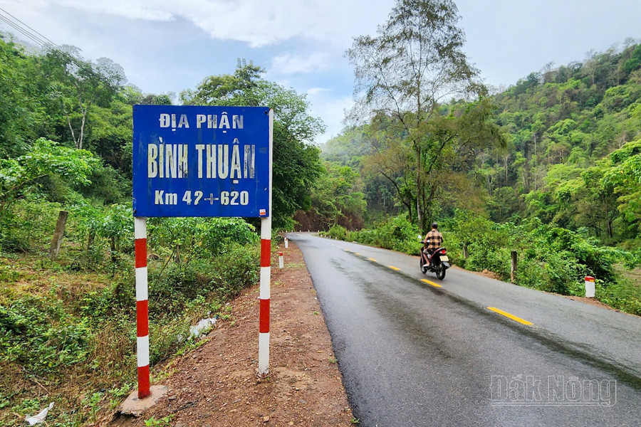 Tuyến quốc lộ 28 nhỏ hẹp, đi qua nhiều đèo dốc, ảnh hưởng rất lớn tới việc đi lại và giao thương, vận chuyển hàng hóa giữa tỉnh Bình Thuận - Đắk Nông và Lâm Đồng Tuyến quốc lộ 28 nhỏ hẹp, đi qua nhiều đèo dốc, ảnh hưởng rất lớn tới việc đi lại và giao thương, vận chuyển hàng hóa giữa tỉnh Bình Thuận - Đắk Nông và Lâm Đồng