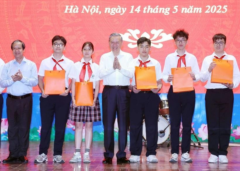 Tổng Bí thư Tô Lâm tặng học bổng cho học sinh xuất sắc Trường Trung học cơ sở Cầu Giấy, quận Cầu Giấy. Ảnh: Thống Nhất/TTXVN tong-bi-thudd.jpg
