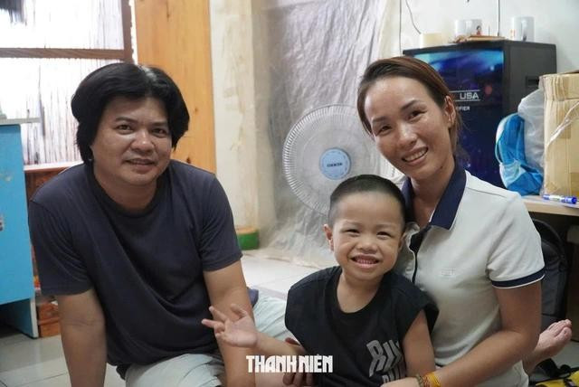Hưng và ba mẹ. . ẢNH: THANH NAM Hưng và ba mẹ. . ẢNH: THANH NAM