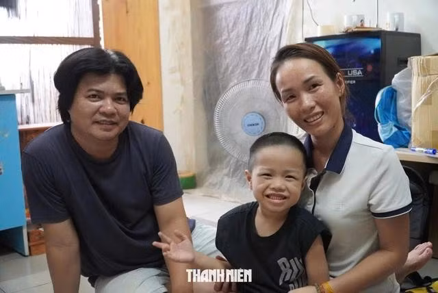 Hưng và ba mẹ. . ẢNH: THANH NAM