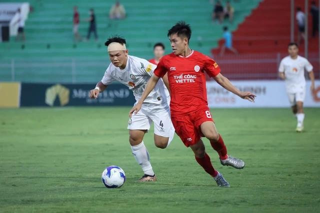 Nhưng Ngọc Tín (áo trắng) và các đồng đội đã chơi quyết tâm để giữ lại 1 điểm. ẢNH: CLB THỂ CÔNG VIETTEL Nhưng Ngọc Tín (áo trắng) và các đồng đội đã chơi quyết tâm để giữ lại 1 điểm. ẢNH: CLB THỂ CÔNG VIETTEL