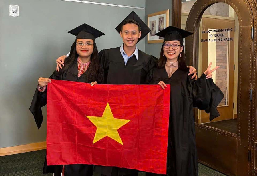 Y Un Diễm (trái), tự hào khi được giới thiệu về đất nước, dân tộc cho bạn bè trên thế giới. Ảnh nhân vật cung cấp 1stre.jpg