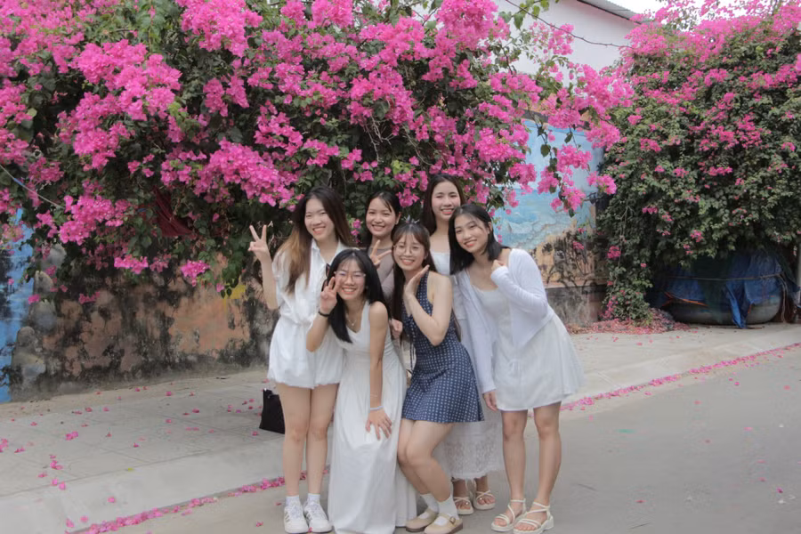 Bạn Phan Thị Liễu (bên phải, du khách từ TPHCM) chia sẻ: "Trước chuyến đi em đã tìm hiểu về những địa điểm nổi tiếng ở Nha Trang và lên kế hoạch ghé thăm nơi này. Em cứ nghĩ ở đây sẽ có hàng quán bán đồ ăn, nước uống nhưng khi đến thì không thấy. Em hy vọng nếu có dịp quay lại, sẽ có thêm quán xá để nghỉ chân và thưởng thức đồ uống"