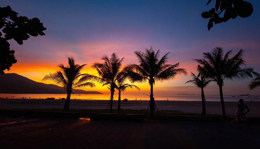 Có những bình minh rực rỡ sắc màu làm xao xuyến lòng người. ẢNH: NGUYỄN TRÌNH