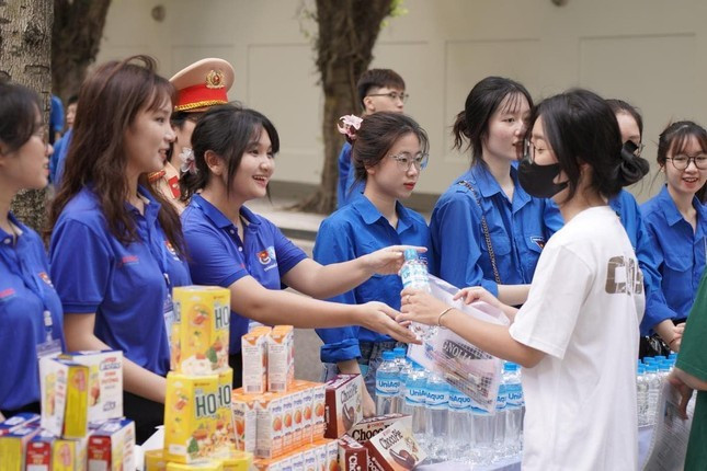 Các đội hình tình nguyện “Tiếp sức mùa thi” của tuổi trẻ Thủ đô sẽ túc trực tại các điểm, hỗ trợ, giúp đỡ sĩ tử. Ảnh nguồn TPO thi2.jpg