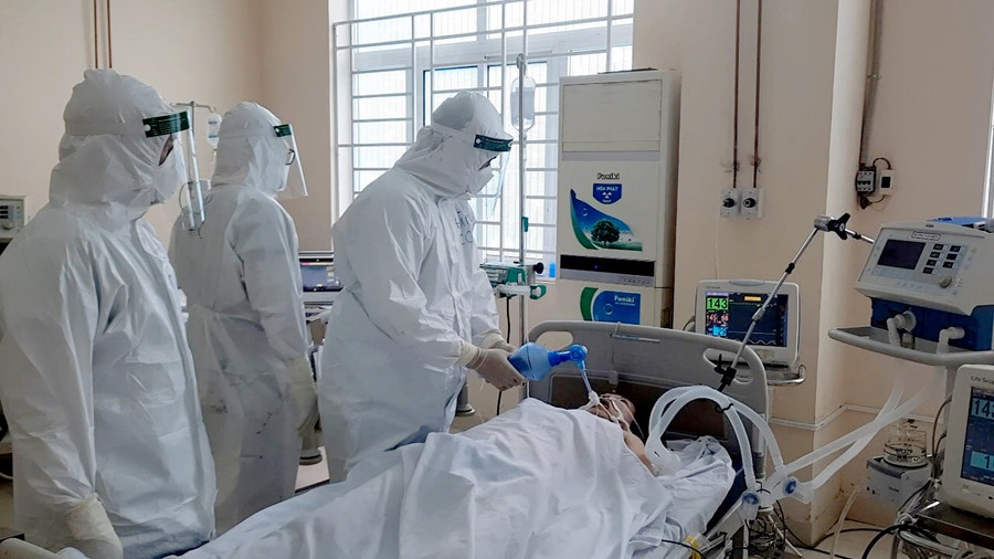 Bác sĩ điều trị bệnh nhân mắc Covid-19. Ảnh nguồn sggp.org.vn bac-si-dieu-tri-benh-nhan-mac-covid-19-anh-nguon-sggporgvn.jpg