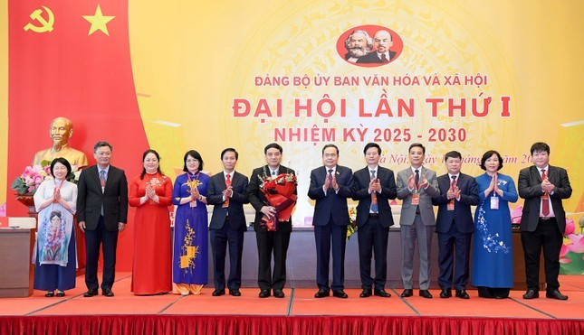 Chủ tịch Quốc hội Trần Thanh Mẫn và Ban Chấp hành Đảng bộ Ủy ban Văn hóa và Xã hội. Ảnh: Lâm Hiển 1nhansu.jpg