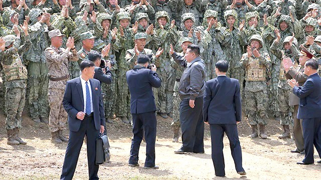 Nhà lãnh đạo Triều Tiên Kim Jong-un thị sát cuộc diễn tập chiến thuật phối hợp của lực lượng đặc nhiệm. Ảnh: KBS nha-lanh-dao-trieu-tien-kim-jong-un-thi-sat-cuoc-dien-tap-chien-thuat-phoi-hop-cua-luc-luong-dac-nhiem-anh-kbs.jpg