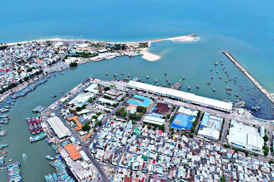 Bình Thuận có đường bờ biển dài 192km với nhiều cảng biển lớn (Trong ảnh là một góc vịnh cảng Phan Thiết) Bình Thuận có đường bờ biển dài 192km với nhiều cảng biển lớn (Trong ảnh là một góc vịnh cảng Phan Thiết)