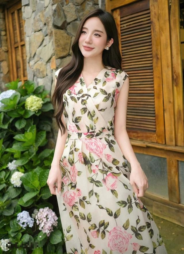 Họa tiết hoa lá đan xen dịu dàng trên nền gam màu sáng qua đó hoàn thiện bản phối đầm maxi không tay vừa quyến rũ vừa sang trọng khó rời mắt. ẢNH: LAMER FASHION