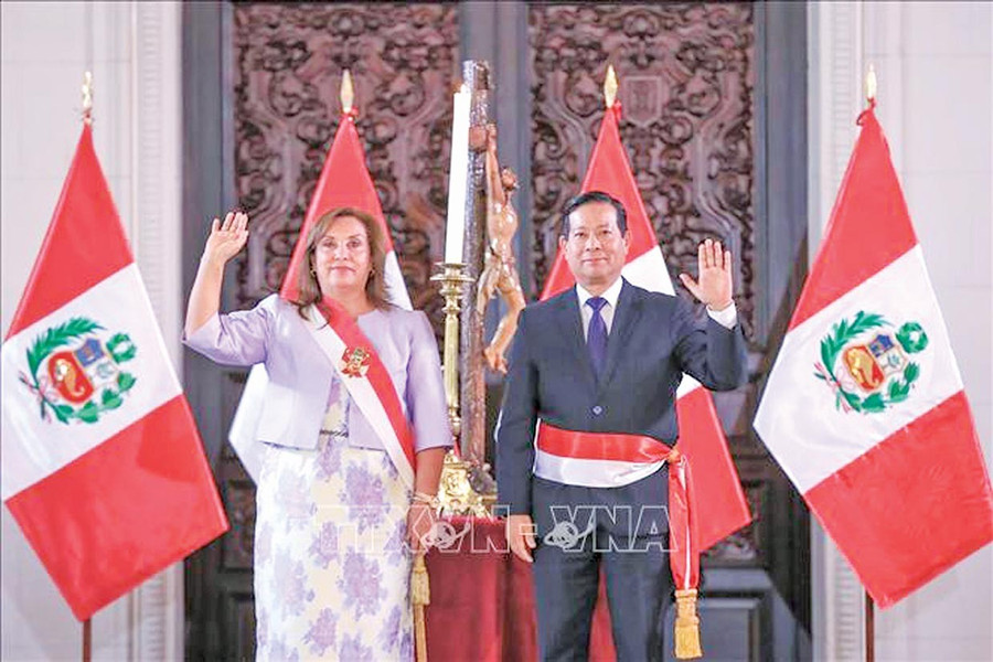 Tổng thống Peru Dina Boluarte (bìa trái) và tân Thủ tướng Eduardo Arana tại lễ tuyên thệ (ảnh nguồn: TTXVN). 12-peru-bg.jpg