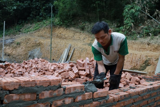Hàng xóm láng giềng chung tay giúp ông Xa Văn Hòa xây nhà mới. Hàng xóm láng giềng chung tay giúp ông Xa Văn Hòa xây nhà mới.