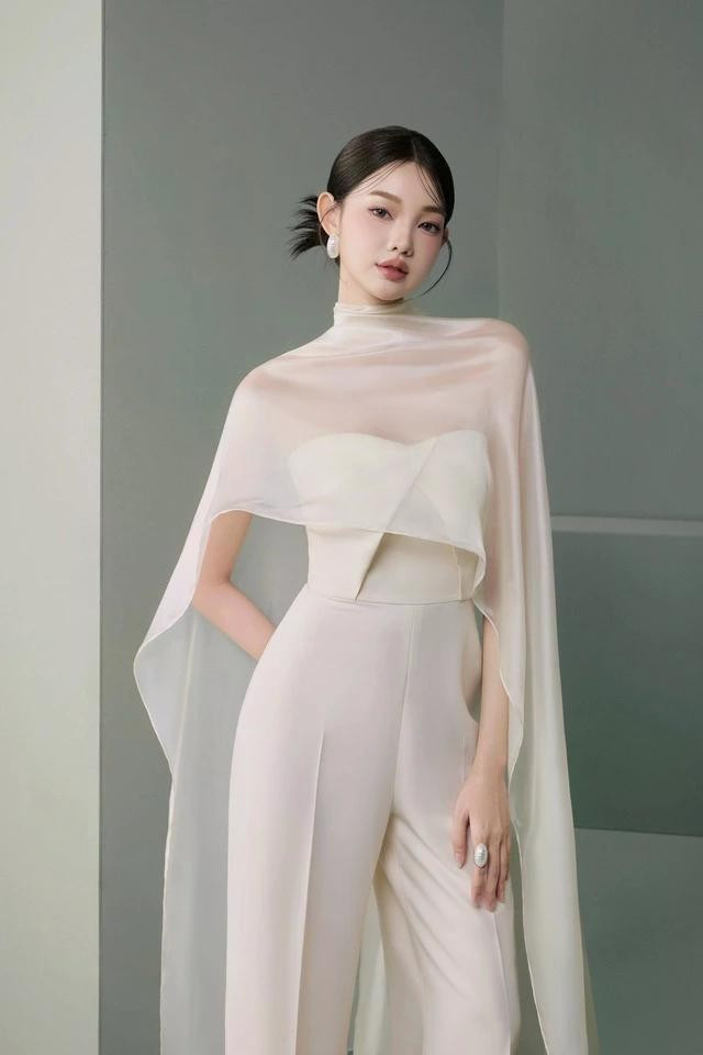 Jumpsuit cúp ngực phối khăn lụa hoàn thiện hình ảnh hoàn mỹ của quý cô - vẻ đẹp rạng rỡ, tươi sáng và kiêu sa khó chạm tới Jumpsuit cúp ngực phối khăn lụa hoàn thiện hình ảnh hoàn mỹ của quý cô - vẻ đẹp rạng rỡ, tươi sáng và kiêu sa khó chạm tới