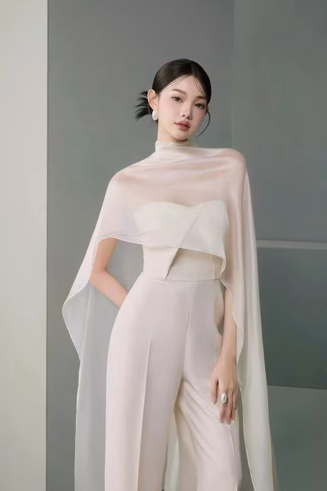 Jumpsuit cúp ngực phối khăn lụa hoàn thiện hình ảnh hoàn mỹ của quý cô - vẻ đẹp rạng rỡ, tươi sáng và kiêu sa khó chạm tới