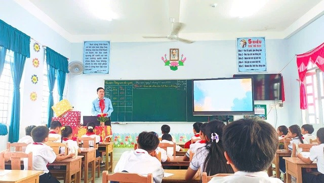 Giáo viên Trần Thánh Tâm quan tâm đến việc chăm sóc học sinh Giáo viên Trần Thánh Tâm quan tâm đến việc chăm sóc học sinh