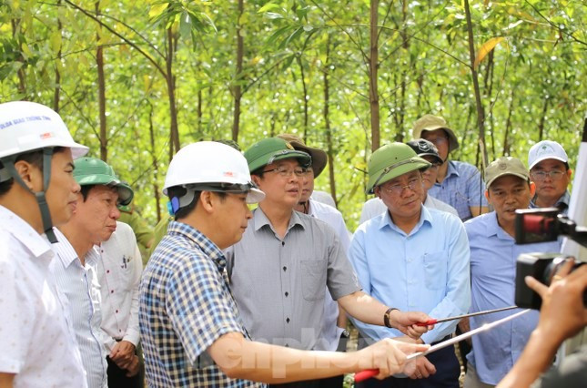 Bí thư Tỉnh ủy Bình Định Hồ Quốc Dũng cùng Chủ tịch UBND tỉnh Phạm Anh Tuấn khảo sát thực tế tại núi Vũng Chua. Ảnh: Trương Định Bí thư Tỉnh ủy Bình Định Hồ Quốc Dũng cùng Chủ tịch UBND tỉnh Phạm Anh Tuấn khảo sát thực tế tại núi Vũng Chua. Ảnh: Trương Định