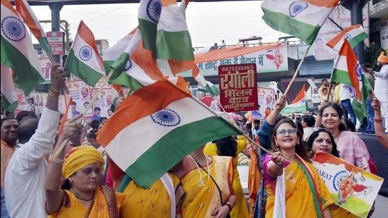 Người dân ăn mừng lệnh ngừng bắn tại TP Ghaziabad - Ấn Độ hôm 10-5. Ảnh: Hindustan Times Người dân ăn mừng lệnh ngừng bắn tại TP Ghaziabad - Ấn Độ hôm 10-5. Ảnh: Hindustan Times