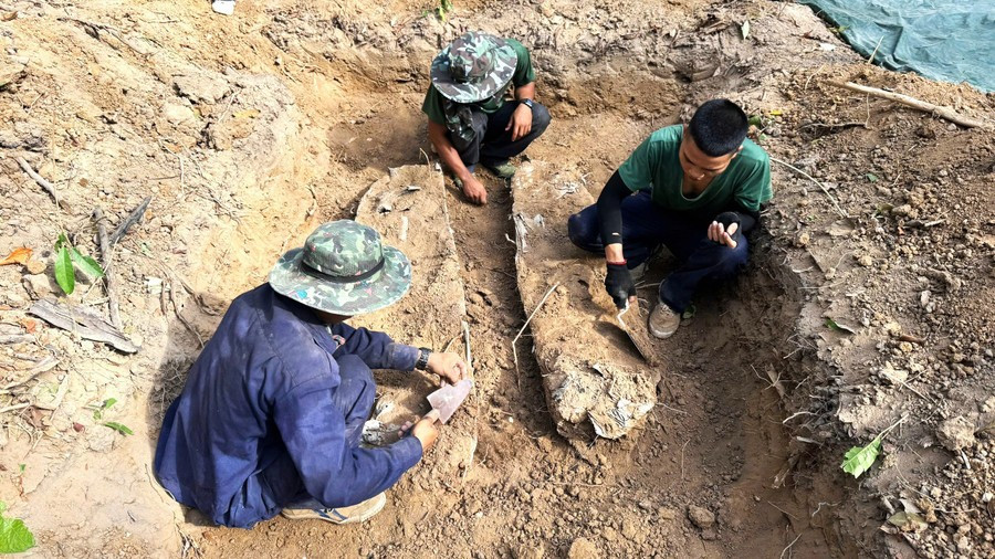 Cán bộ, chiến sĩ Đội K52 thực hiện nhiệm vụ tại Campuchia. Ảnh: Huy Bắc 22-3696.jpg