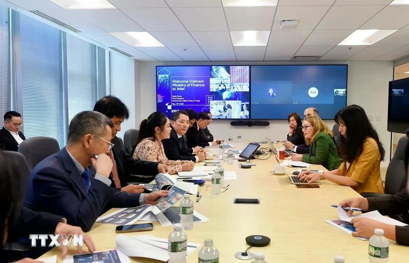 Thứ trưởng Bộ Tài chính Cao Anh Tuấn làm việc với Tập đoàn Intel. Ảnh: TTXVN phát thuc-day-hop-tac-ve-ban-dan-dd.jpg