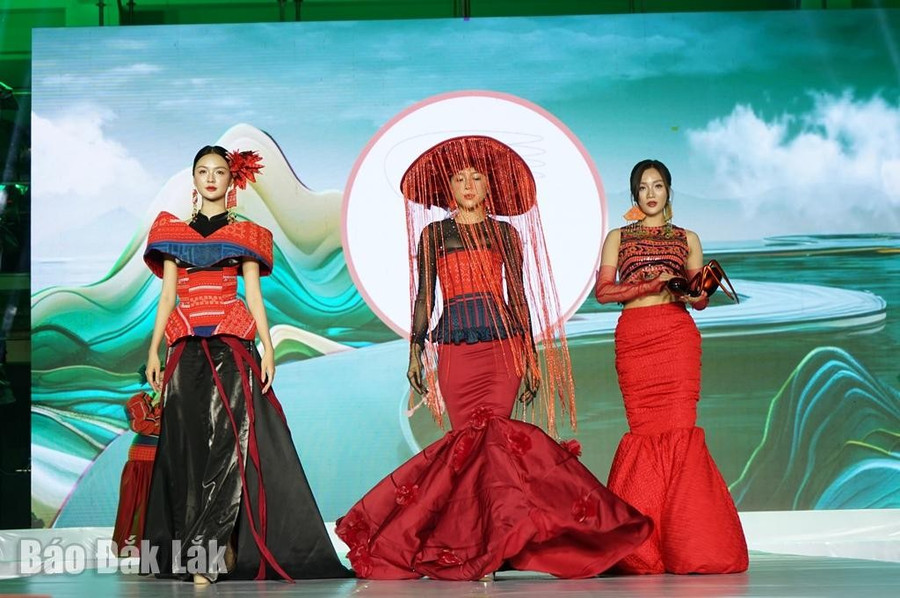 Thiết kế trong Bộ sưu tập "Xúng sính rẻo cao". 3daklak.jpg