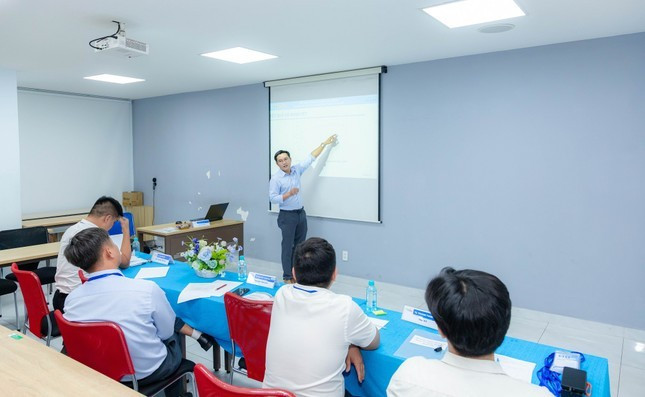 Các chuyên gia trình bày, chia sẻ tại hội thảo. khh.jpg