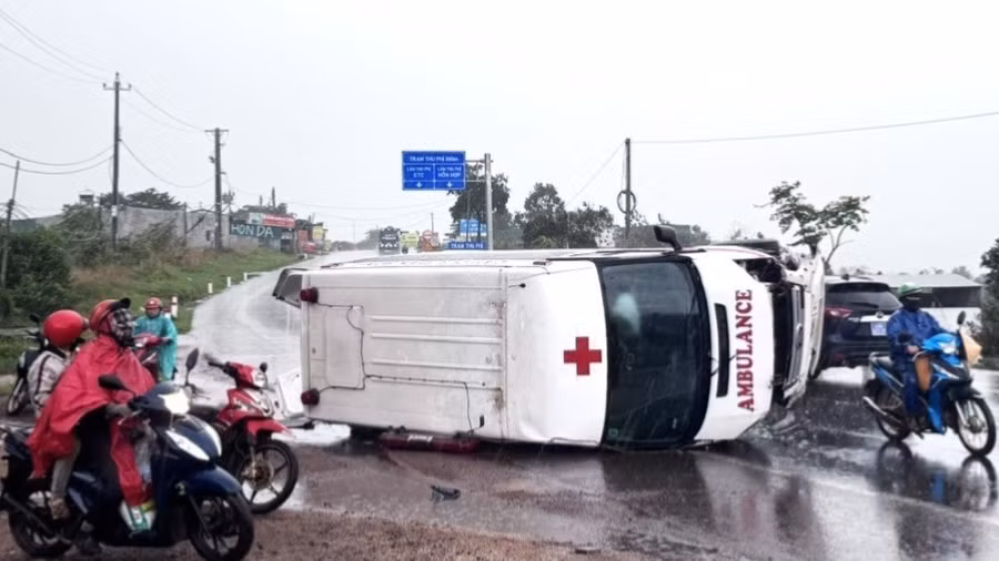 Chiếc xe cứu thương lật nghiêng sau khi va chạm với ô tô con.