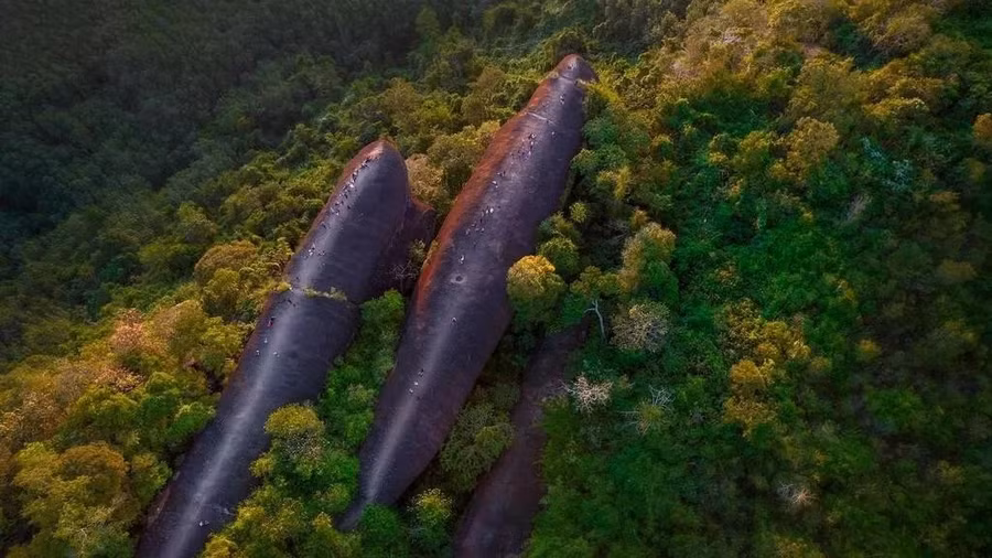 Isan, ngoài sức hút có đồ ăn ngon nhất ở Thái còn là nơi có ba tảng đá khá điên rồ. Him Sam Wan (Three Whale Rock) giống như một đàn cá voi đang bay vút qua một vách đá san hô