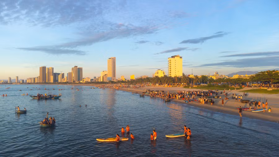 Bãi biển Đà Nẵng được ghi nhận là một trong những bãi biển đẹp nhất Việt Nam, nằm chỉ cách trung tâm thành phố vài km. ẢNH: NGUYỄN TRÌNH