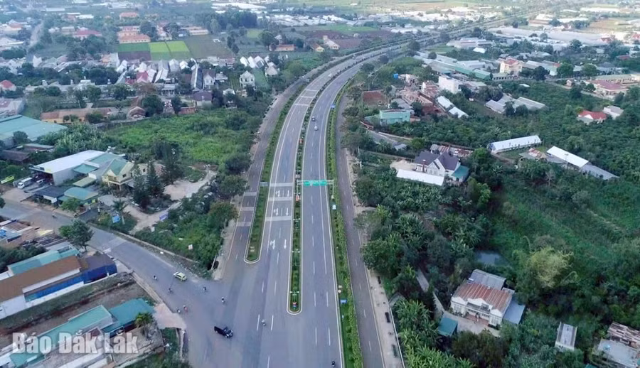 Hạ tầng giao thông ngày càng phát triển, kết nối từ phố thị đến buôn làng Tây Nguyên.