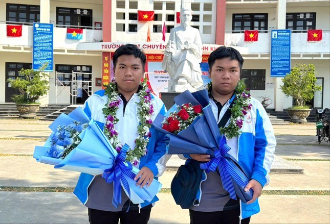 Hai anh em song sinh mê Toán. Hai anh em song sinh mê Toán.