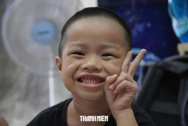 Phụ huynh của Hưng hy vọng tìm được môi trường giáo dục phù hợp với khả năng của cậu bé. . ẢNH: THANH NAM Phụ huynh của Hưng hy vọng tìm được môi trường giáo dục phù hợp với khả năng của cậu bé. . ẢNH: THANH NAM