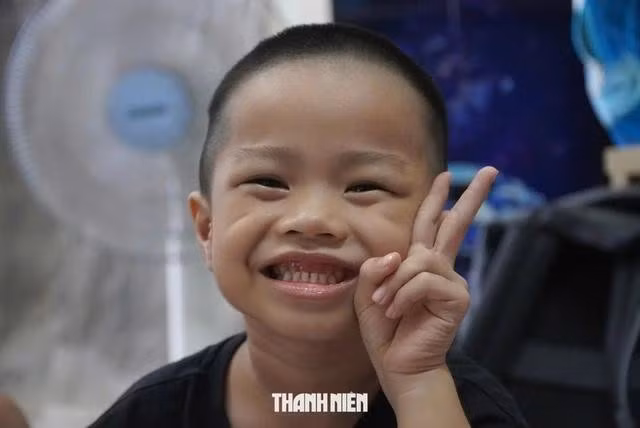 Phụ huynh của Hưng hy vọng tìm được môi trường giáo dục phù hợp với khả năng của cậu bé. . ẢNH: THANH NAM