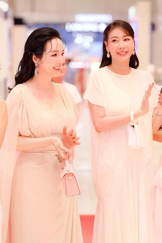 Khi đứng cạnh nhau, Giáng My và Hà Kiều Anh tạo nên một khung hình với hai vẻ đẹp ở hai phong cách khác nhau cùng tỏa sáng. Chủ đề "đọ sắc" giữa họ vì thế trở nên thú vị, không mang tính cạnh tranh tiêu cực mà là sự ngưỡng mộ dành cho hai nhan sắc bền bỉ theo năm tháng. ẢNH: BTC Khi đứng cạnh nhau, Giáng My và Hà Kiều Anh tạo nên một khung hình với hai vẻ đẹp ở hai phong cách khác nhau cùng tỏa sáng. Chủ đề "đọ sắc" giữa họ vì thế trở nên thú vị, không mang tính cạnh tranh tiêu cực mà là sự ngưỡng mộ dành cho hai nhan sắc bền bỉ theo năm tháng. ẢNH: BTC