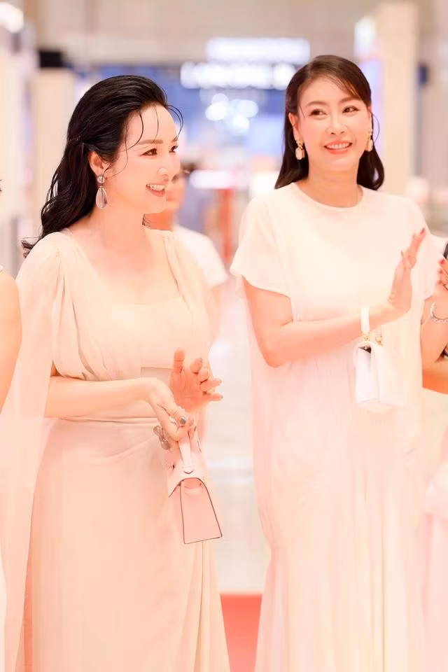 Khi đứng cạnh nhau, Giáng My và Hà Kiều Anh tạo nên một khung hình với hai vẻ đẹp ở hai phong cách khác nhau cùng tỏa sáng. Chủ đề "đọ sắc" giữa họ vì thế trở nên thú vị, không mang tính cạnh tranh tiêu cực mà là sự ngưỡng mộ dành cho hai nhan sắc bền bỉ theo năm tháng. ẢNH: BTC