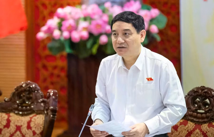 Chủ nhiệm Ủy ban Văn hóa - Xã hội Nguyễn Đắc Vinh phát biểu tại phiên họp, cho biết Chính phủ, cơ quan Quốc hội thống nhất miễn học phí học sinh cả nước, cấp tiền hỗ trợ học phí trực tiếp cho học sinh tư thục. ẢNH: NGHĨA ĐỨC