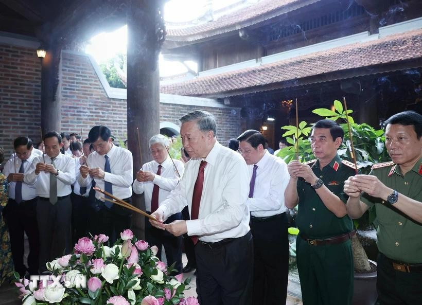 Tổng Bí thư Tô Lâm và đoàn công tác dâng hương tại đền Chung Sơn thờ gia tiên Bác Hồ. Ảnh: Thống Nhất/TTXVN 1tbt.jpg