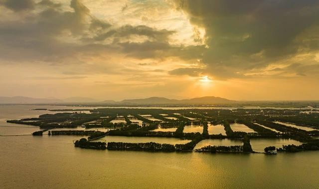 Đầm Thị Nại là sự kết hợp hài hòa giữa cảnh quan rừng, núi, biển. ẢNH: DŨNG NHÂN Đầm Thị Nại là sự kết hợp hài hòa giữa cảnh quan rừng, núi, biển. ẢNH: DŨNG NHÂN