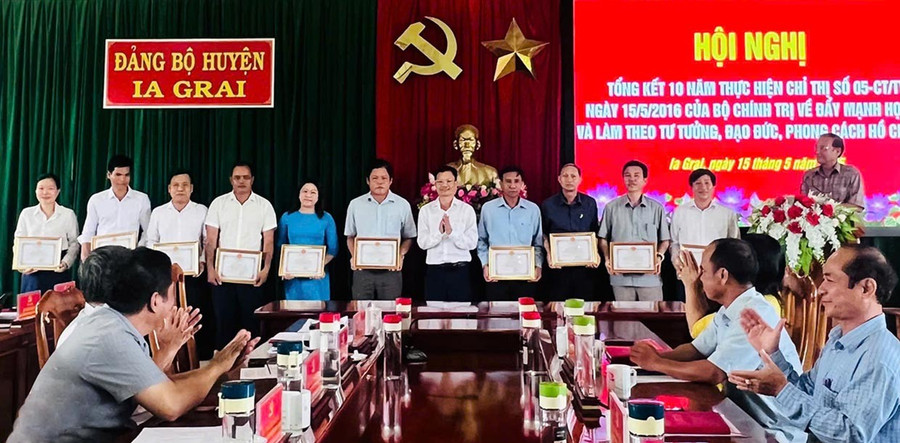 Ban tổ chức trao giấy khen cho 10 tập thể có thành tích xuất sắc trong việc học tập làm theo Tư tưởng, đạo đức, phong cách của Bác (giai đoạn 2016-2025). Ảnh: Phương Lộc 1pl.jpg