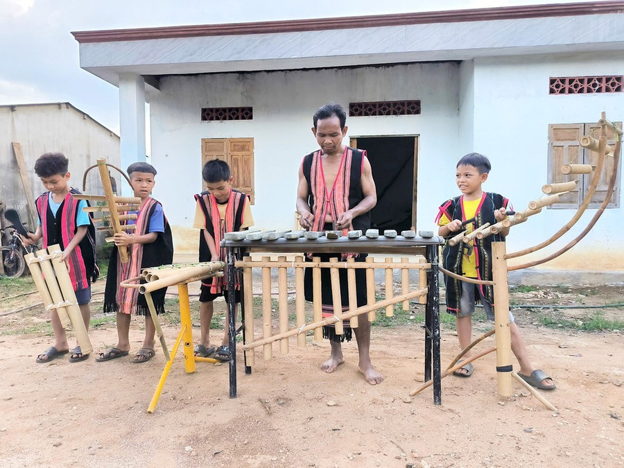 A Ngự dạy thanh thiếu niên trong xã biểu diễn nhạc cụ dân tộc. Ảnh: HP A Ngự dạy thanh thiếu niên trong xã biểu diễn nhạc cụ dân tộc. Ảnh: HP