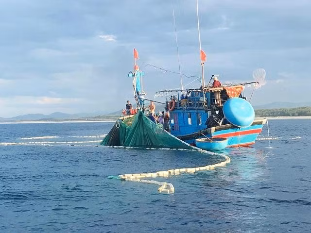 Đánh bắt hải sản tại cửa biển Mỹ Á. ẢNH: TRANG THY