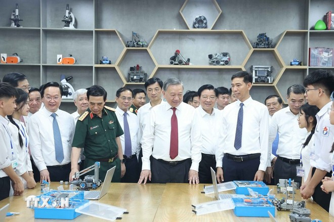 Tổng Bí thư Tô Lâm tặng phòng học STEM cho Trường Trung học Phổ thông Kim Liên. (Ảnh: Thống Nhất/TTXVN) Tổng Bí thư Tô Lâm tặng phòng học STEM cho Trường Trung học Phổ thông Kim Liên. (Ảnh: Thống Nhất/TTXVN)