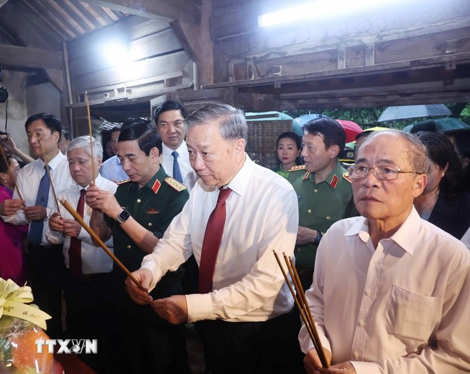 Tổng Bí thư Tô Lâm dâng hương tại Di tích nhà cụ Nguyễn Sinh Nhậm. (Ảnh: Thống Nhất/TTXVN) Tổng Bí thư Tô Lâm dâng hương tại Di tích nhà cụ Nguyễn Sinh Nhậm. (Ảnh: Thống Nhất/TTXVN)